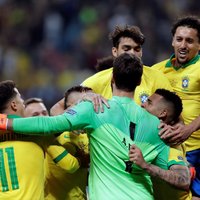 Brazīlija dramatisku notikumu virpulī iekļūst 'Copa America' pusfinālā