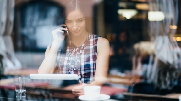 sieviete darbs kafejnīca freelance