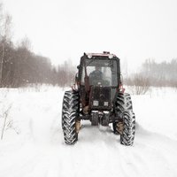 Деревенский детектив: латвийский крестьянин нашел свой угнанный трактор в Литве