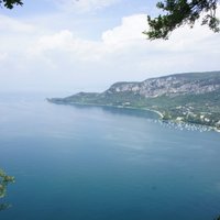Lietuviešu triatlonists Urbons pārpeldējis Lucernas ezeru Šveicē