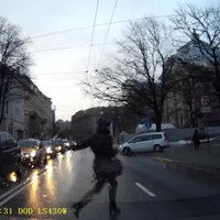 Video: Steidzoties uz trolejbusu, gandrīz paskrien zem auto