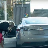 Video: Sieviete ASV mēģina iepildīt degvielu 'Tesla' elektromobilī