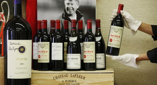 Izsolē pārdos slavenā futbola trenera Fērgusona miljonus vērto vīnu kolekciju