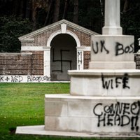 Nīderlandē ar svastikām apķēpāti britu karavīru kapi