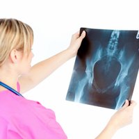 Mamma brīdina: medicīnas iestādes nelikumīgi pieprasa naudu par rentgena bildēm