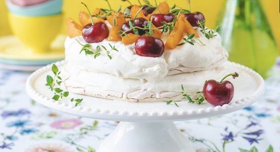 Bezē torte ar saldajiem ķiršiem un aprikozēm