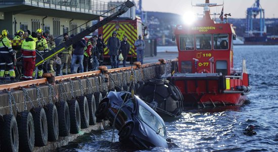 В Осло-фьорд упал автомобиль Tesla, людей спасла плавучая сауна