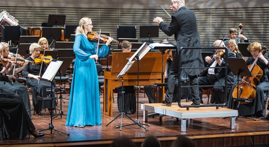 Foto: Liepājas Simfoniskais orķestris vasaras vienīgajā koncertā priecē ar Vivaldi un Čaikovski