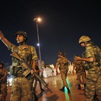 Турецкая разведка объявила о подавлении попытки переворота: военные сдают оружие