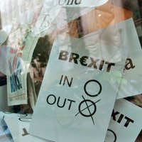 Lielbritānijas likumdevēji atbalsta Mejas grafiku 'Brexit' sarunām
