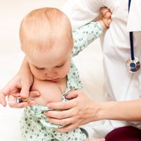 Iespējamās reakcijas pēc bērna vakcinēšanas un kad poti labāk atlikt
