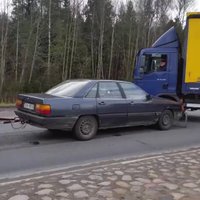 ВИДЕО: Авария возле Озолниеки - водитель Audi решил проскочить "на авось"