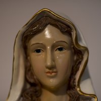 Video: Jēzus mātes statuja sākusi raudāt eļļu