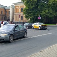 ФОТО: Renault столкнулся с автомобилем Panda Taxi - как думаете, кто виноват?