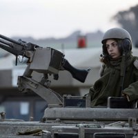 Izraēla plāno aizliegt sievietēm dienēt tanku apkalpē, ziņo mediji