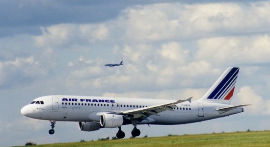 'Air France' lidmašīnā atrod aizdomīgu ierīci; notiek piespiedu nosēšanās