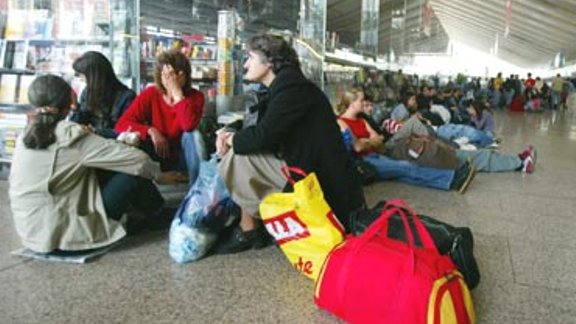 Cilvēki Romas Termini centrālajā stacijā gaida elektroapgādes atjaunošanu. Foto: EPA-AFI