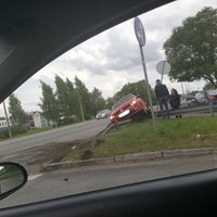 ФОТО: Очередная авария у Тирайне; на опасном перекрестке поставят светофор