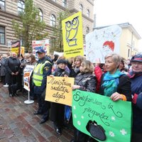 Учителя освистали депутатов, протестуя против бюджета-2014