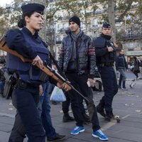 Parīzes uzbrukumi: Masīvā operācijā policija meklē izdzīvojušos teroristus