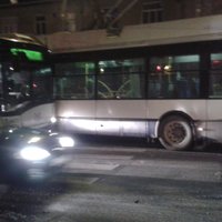 Foto: Kastrānes ielā saduras divi 'Rīgas satiksmes' trolejbusi