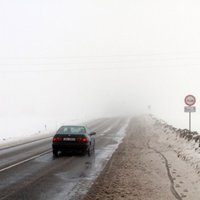 Visā Latvijā sniegs un apledojums apgrūtina braukšanu