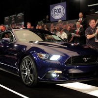 Video: Jauno 'Ford Mustang' izsola par 300 tūkstošiem dolāru