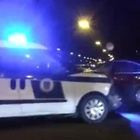 ВИДЕО: Авария в Пурвциемсе - полицейский автомобиль столкнулся с VW Passat