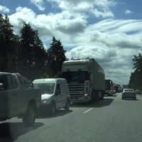 Video: Būvdarbi izraisa milzu sastrēgumu Baltezerā; ierobežojumi gaidāmi arī nākamnedēļ