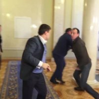 Video: Ukrainas parlamenta kuluāros pamatīgi sakaujas divi deputāti