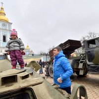 Foto: Kijevas centrā sarīkota kaujiniekiem atņemtā Krievijas bruņojuma izstāde