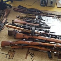 Задержание в Латгалии: у подозреваемых изъяли оружие, взрывчатку и снаряды