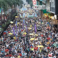 В Гонконге тысячи людей протестуют вопреки запрету полиции