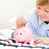 Piepelnīties un ļaut iekrist bankrotā – padomi vecākiem par bērnu izglītošanu naudas lietās