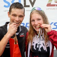 Foto: Kaparkalēja kļūst par pasaules junioru čempioni rollerslēpošanā