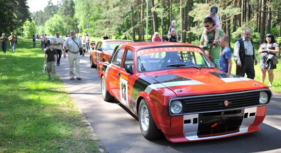 Auto sacensības 'Dzintara Volga' šogad Mežaparkā svinēs 50 gadu jubileju