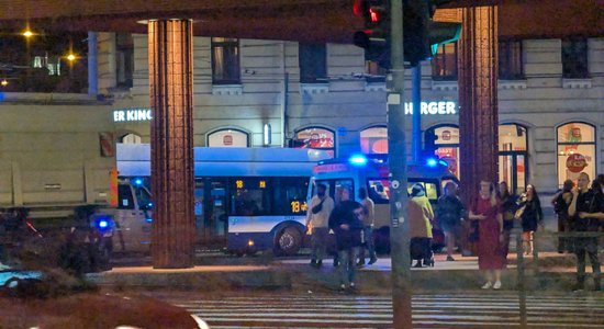 Rīgas centrā trolejbuss notriec pusaudzi 