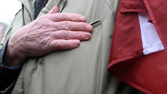 Bauskā nogāztais piemineklis uzlikts atpakaļ uz postamenta