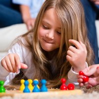 Kādas dzīvesmācības bērniem un pieaugušajiem palīdz apgūt galda spēles?