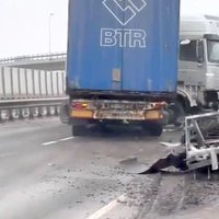 Video: Uz Dienvidu tilta avarējis kravas auto; satiksme bloķēta