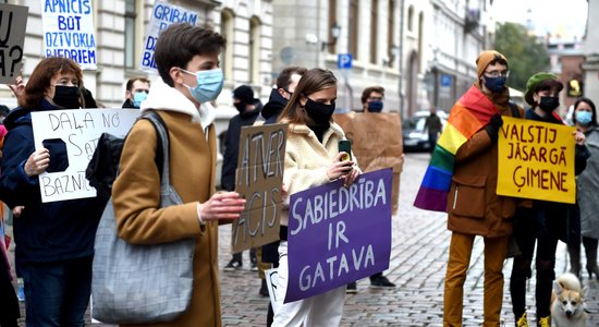 Saeima noraida pilsoņu iesniegumu par viendzimuma partneru reģistrēšanu; vāc parakstus jaunam