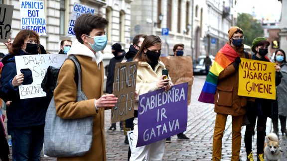 Saeima; pikets; dzīvesbiedri