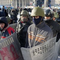 Protestu laikā Ukrainas miličiem atņemti simtiem vairogu un aizsargķiveru