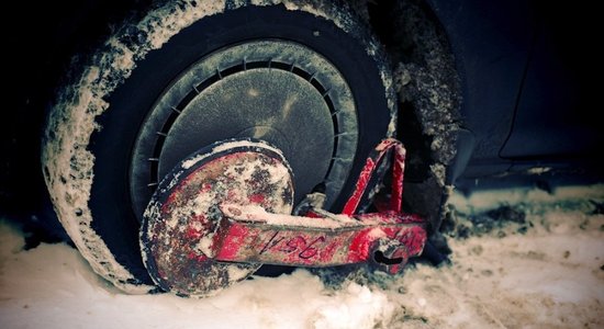 У дома вот уже долгое время стоит машина: можно ли ее эвакуировать и куда обращаться? 