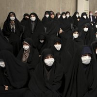 Video: Irānā par hidžāba nenēsāšanu vīrietis uzlējis jogurtu divām sievietēm