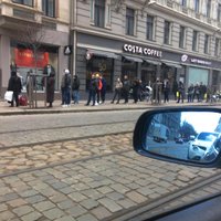 ФОТО: В первый день открытия магазинов люди выстроились в очереди