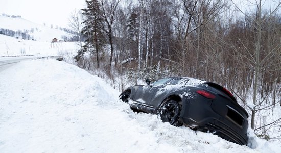 Ko darīt, ja gadījies ar auto noslīdēt no ceļa