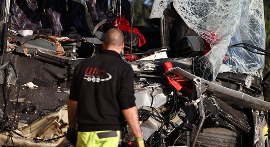 Foto: Autobusa un kravas auto sadursmē Vācijā 52 ievainotie