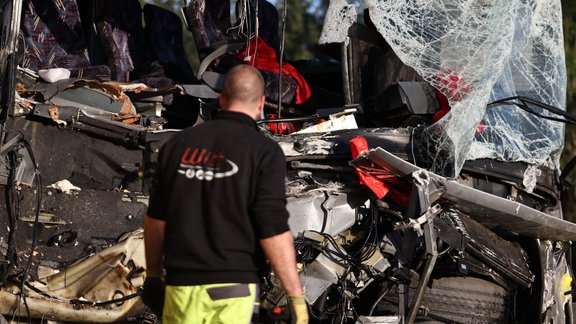 Autobusa un kravas mašīnas sadursme Vācijā - 3