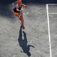 Ostapenko grūtā cīņā sasniedz Romas WTA 'Premier' sacensību pamatturnīru
